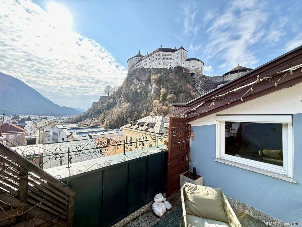 Kleiner Balkon mit Sitzgelegenheit und herrlichem Blick auf die historische Burg.
