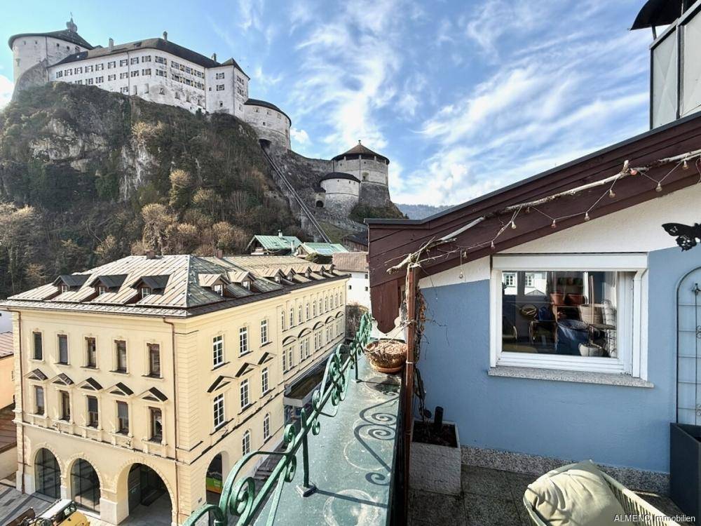 Balkon mit schmiedeeisernem Geländer und weitem Blick über die Stadt zur Burg.