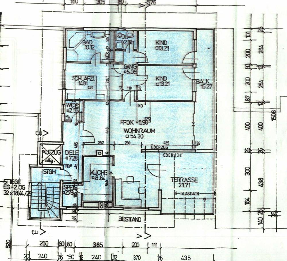 Grundriss des Dachgeschosses mit Schlafzimmern, Wohnbereich, Küche und großer Terrasse.