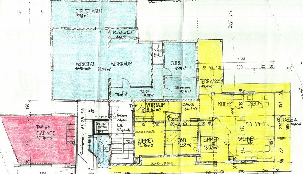 Grundriss des Erdgeschosses mit offener Küche, Wohnbereich, Büro und großer Terrasse.