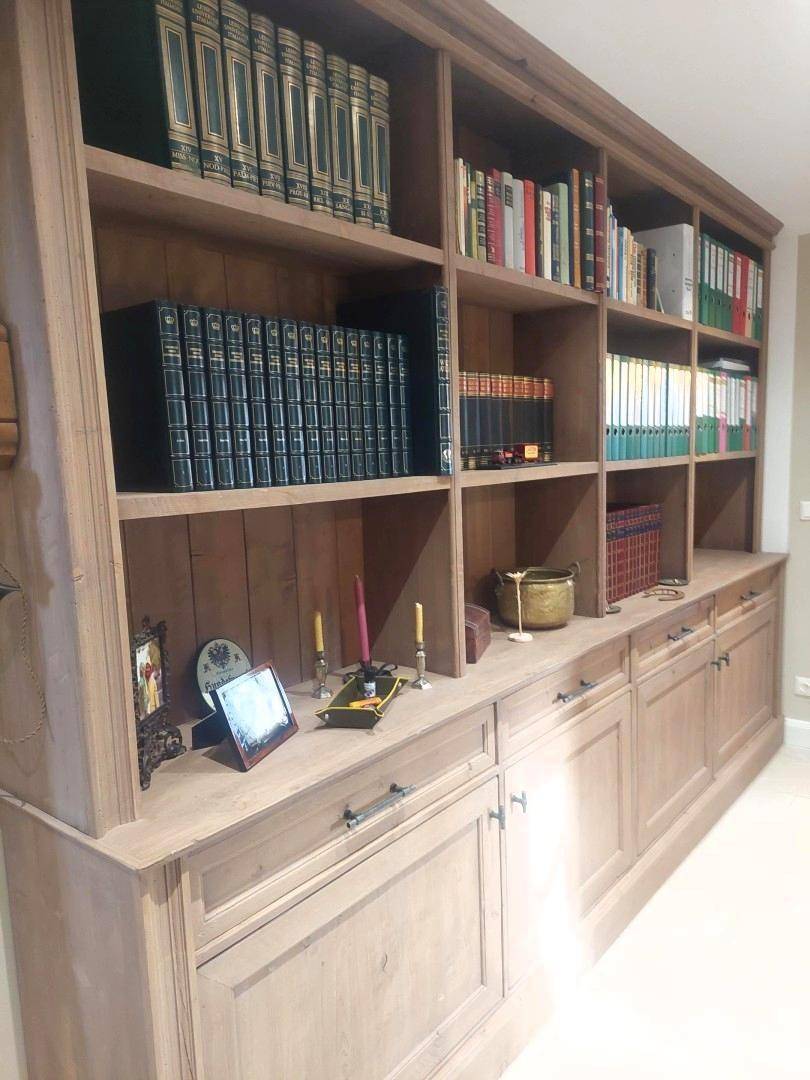 887, Bibliothek