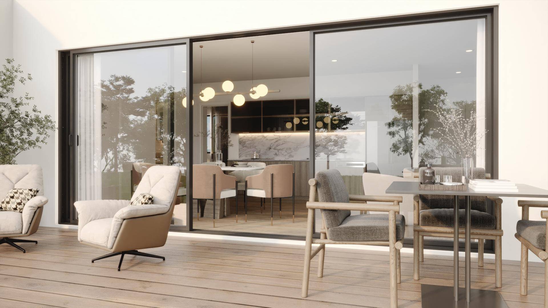 Geräumige Terrasse mit Sitzgelegenheiten und direktem Zugang zum hellen Wohnbereich des Hauses.