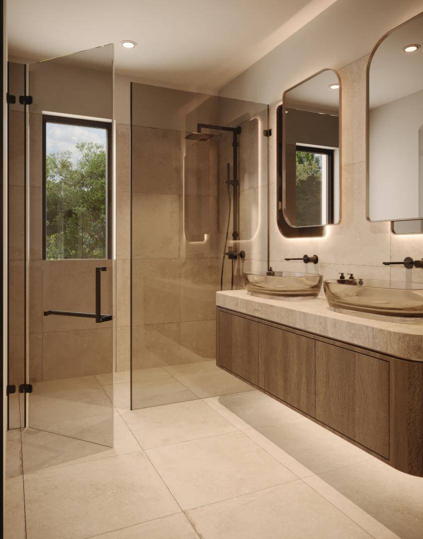 Modernes Badezimmer mit begehbarer Dusche, Doppelwaschbecken und Fenster für natürliches Licht.