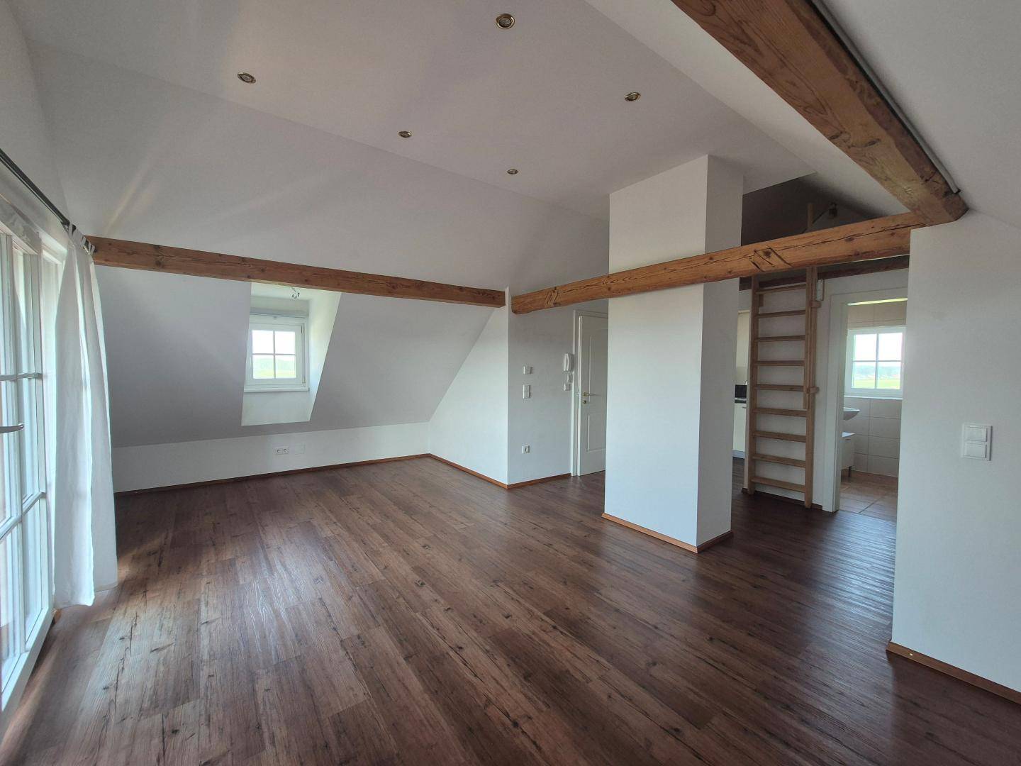 Ruhige Dachgeschoss Wohnung mit Balkon - Ansicht 3