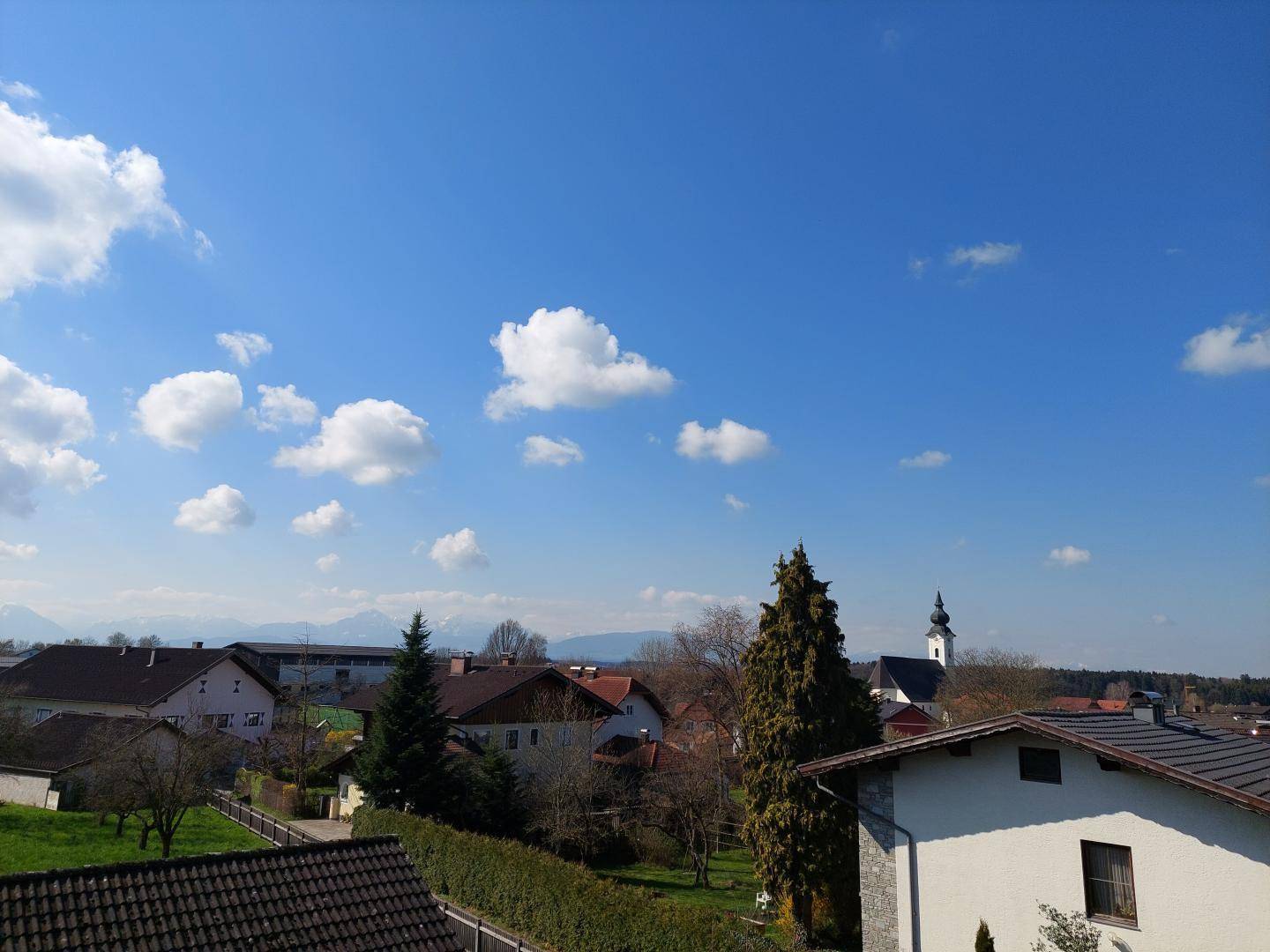 Ruhige Dachgeschoss Wohnung mit Balkon - Mehr
