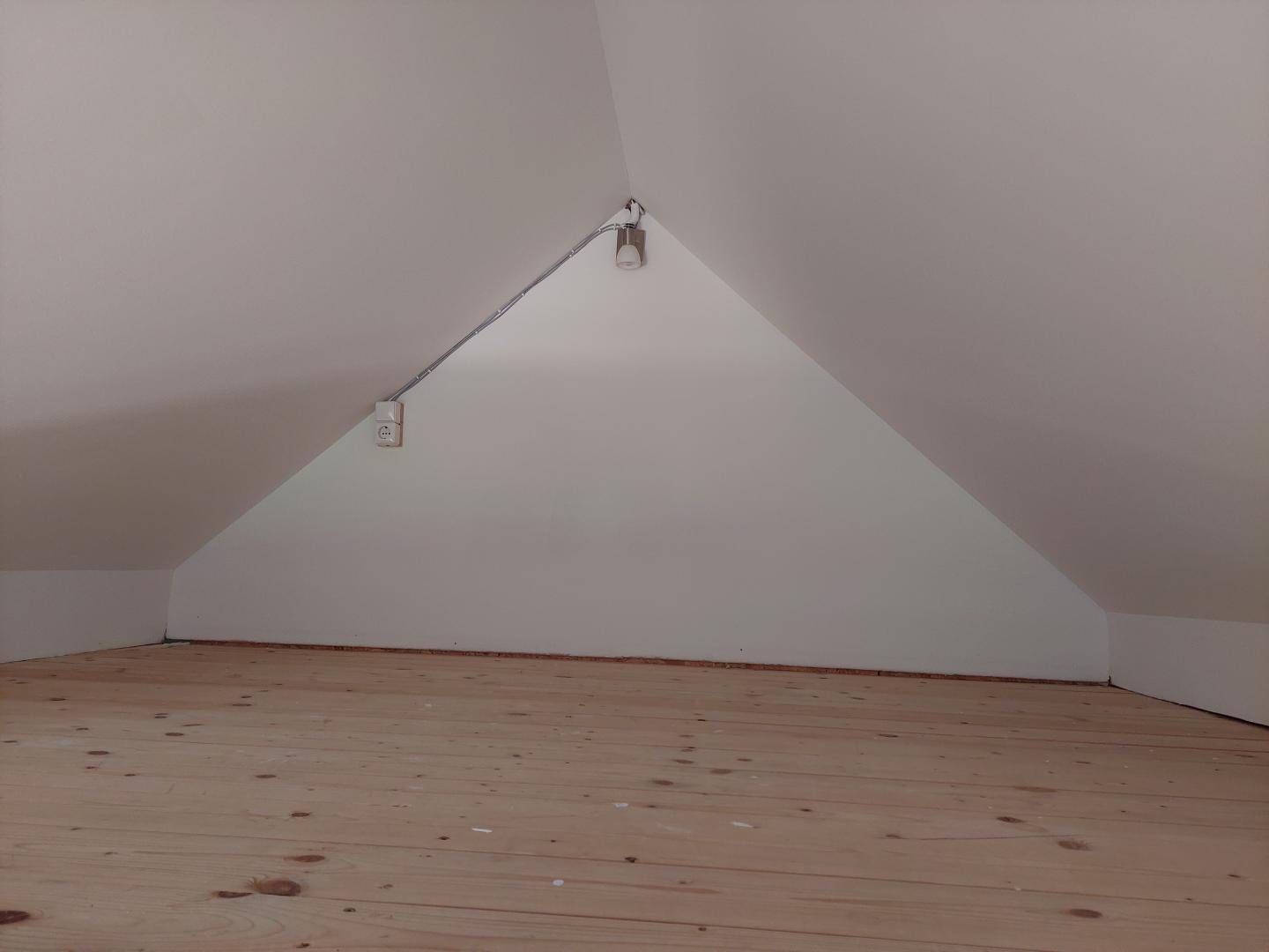 Ruhige Dachgeschoss Wohnung mit Balkon - Ansicht 4