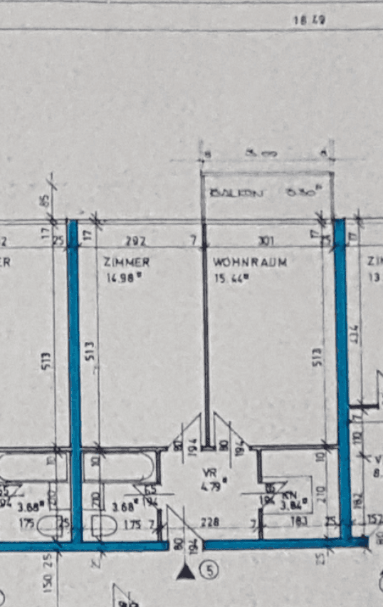 Grundriss zeigt die Aufteilung der Zimmer, Wohnraum und einen Balkon.