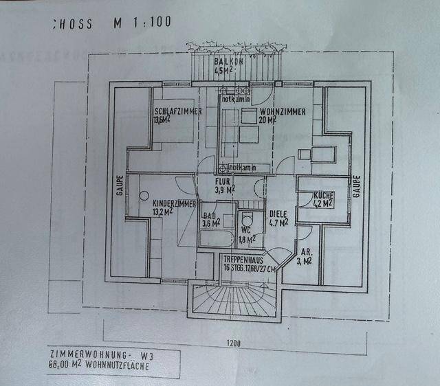 Grundriss des Geschosses mit Schlafzimmern, Wohnzimmer, Küche und Balkon.