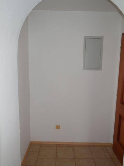 Schlichter Flurbereich mit Fliesenboden und einem Sicherungskasten an der Wand.