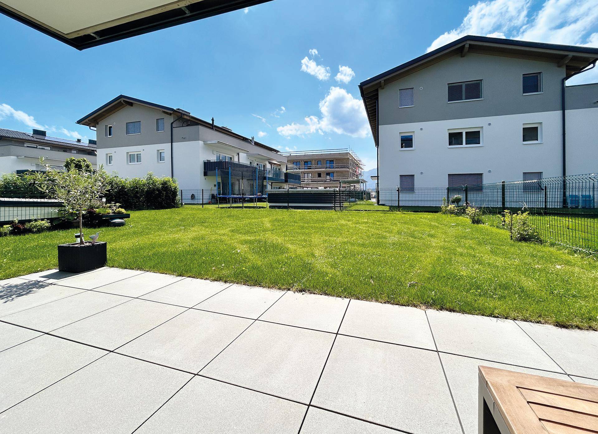 Terrasse mit großem Garten