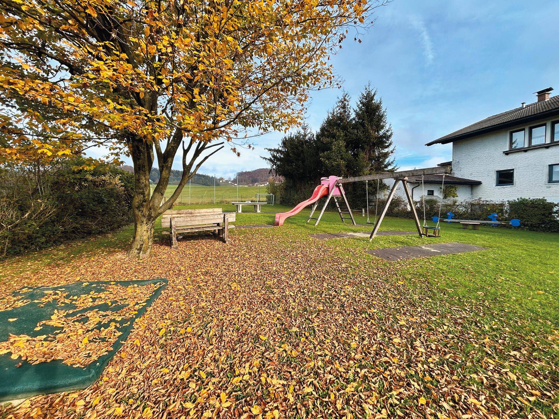 großer Spielplatz direkt neben dem Haus