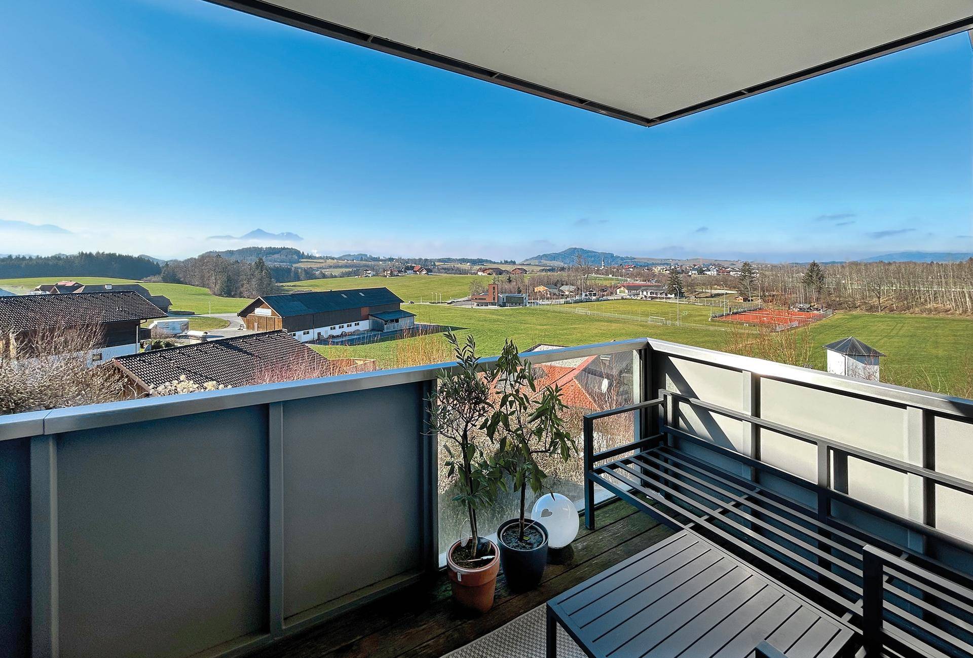 großer Balkon mit traumhaften Weitblick