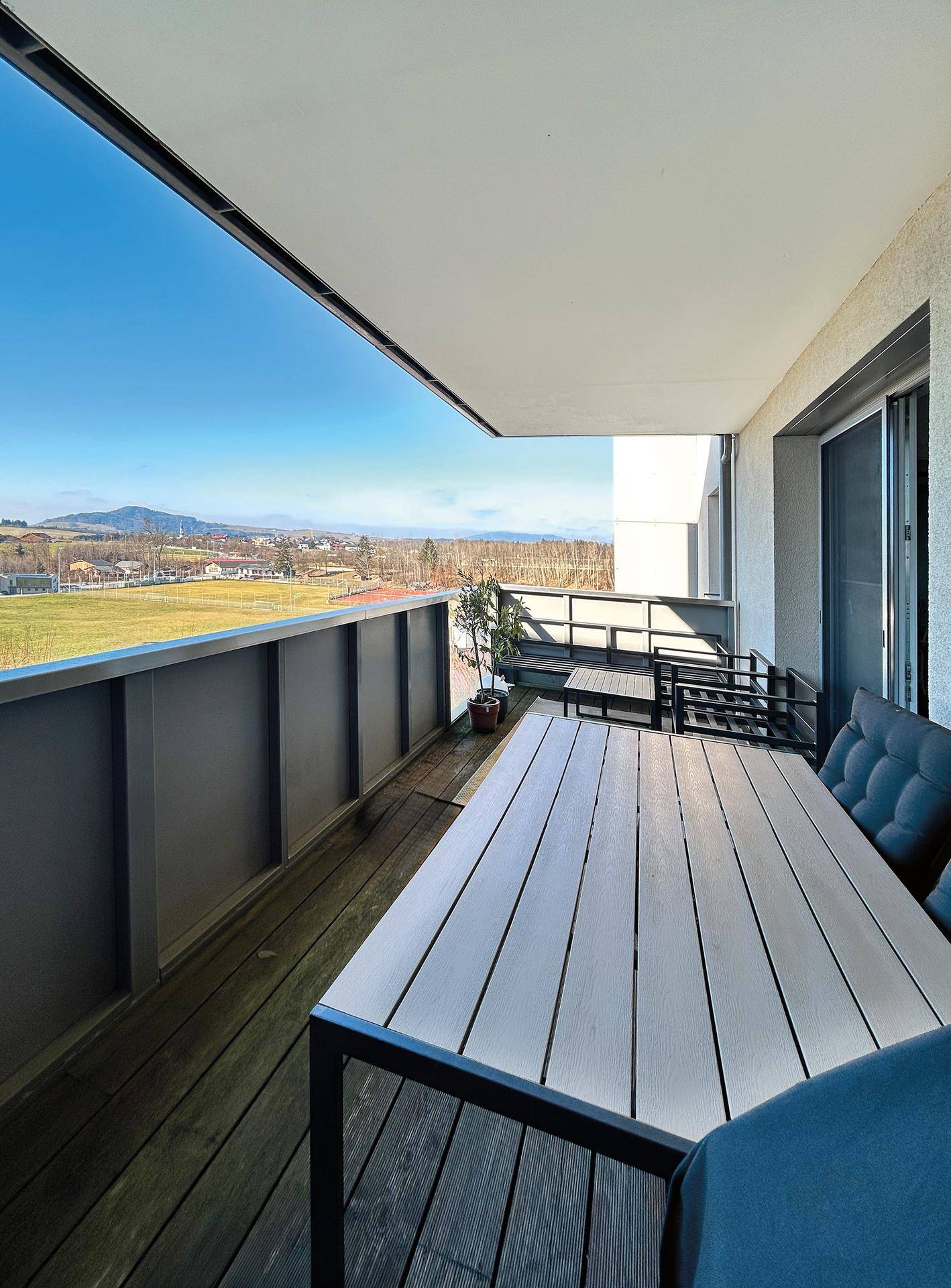 großer Balkon (13 m2) mit fantastischem Weitblick