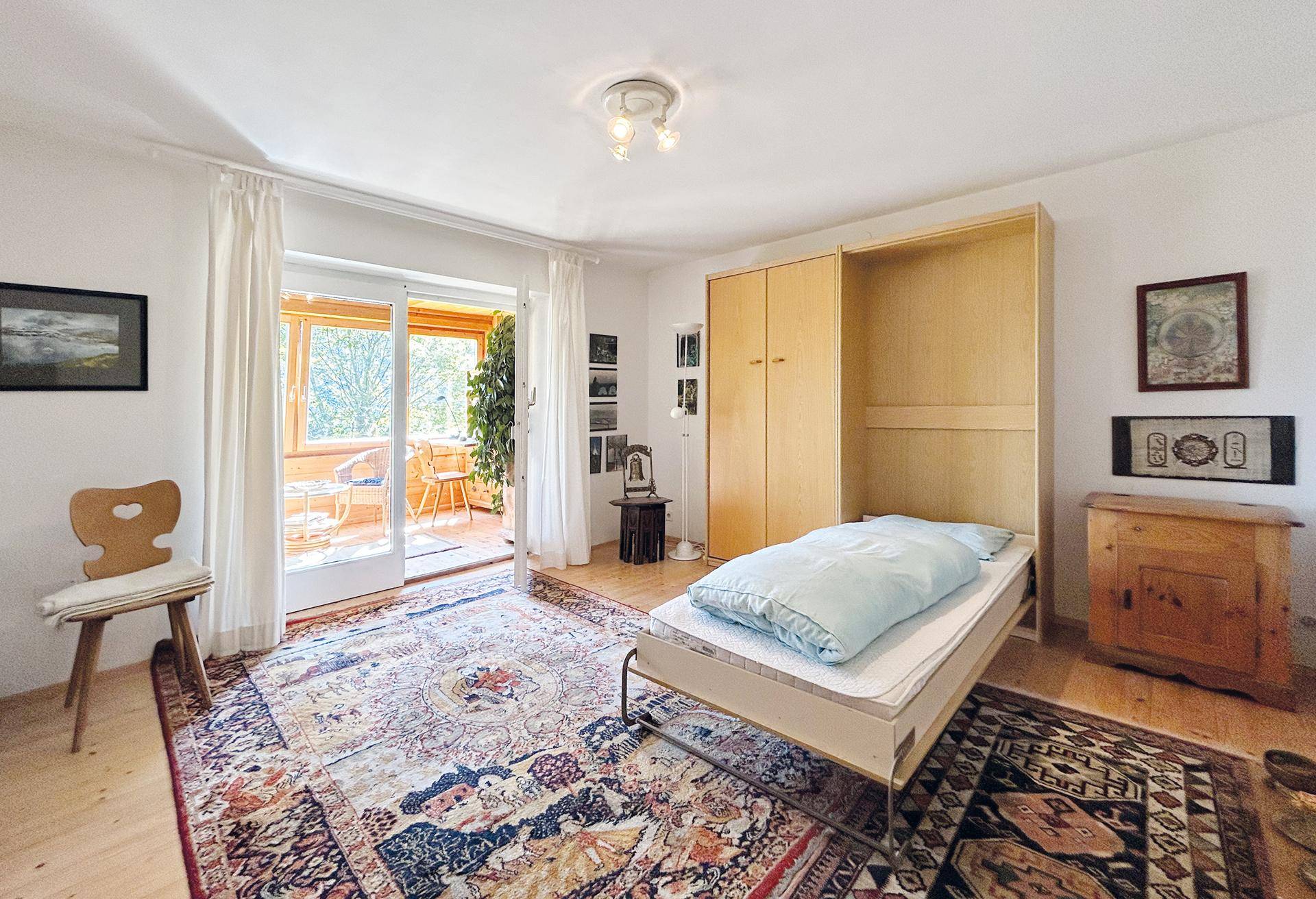 Ga¨sterzimmer im Untergeschoß mit Zugang zur Loggia
