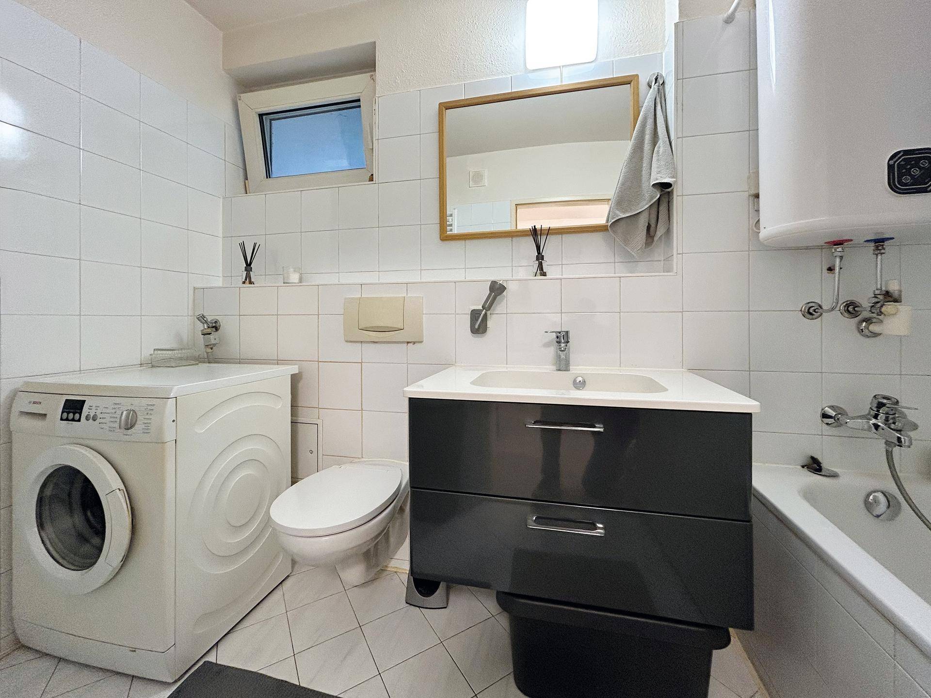 Badezimmer mit Fenster und Wanne
