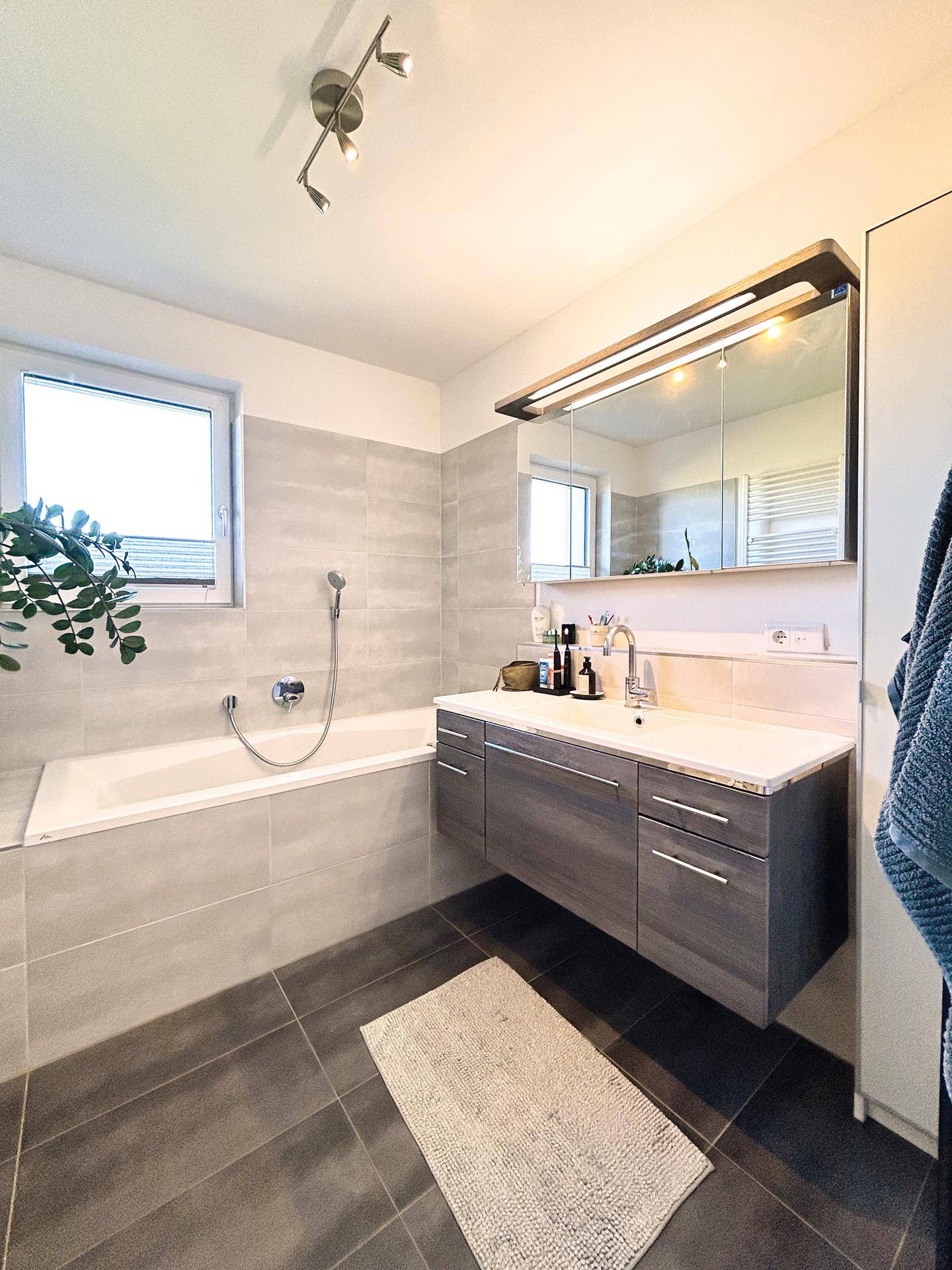 Badezimmer mit Wanne und Fenster