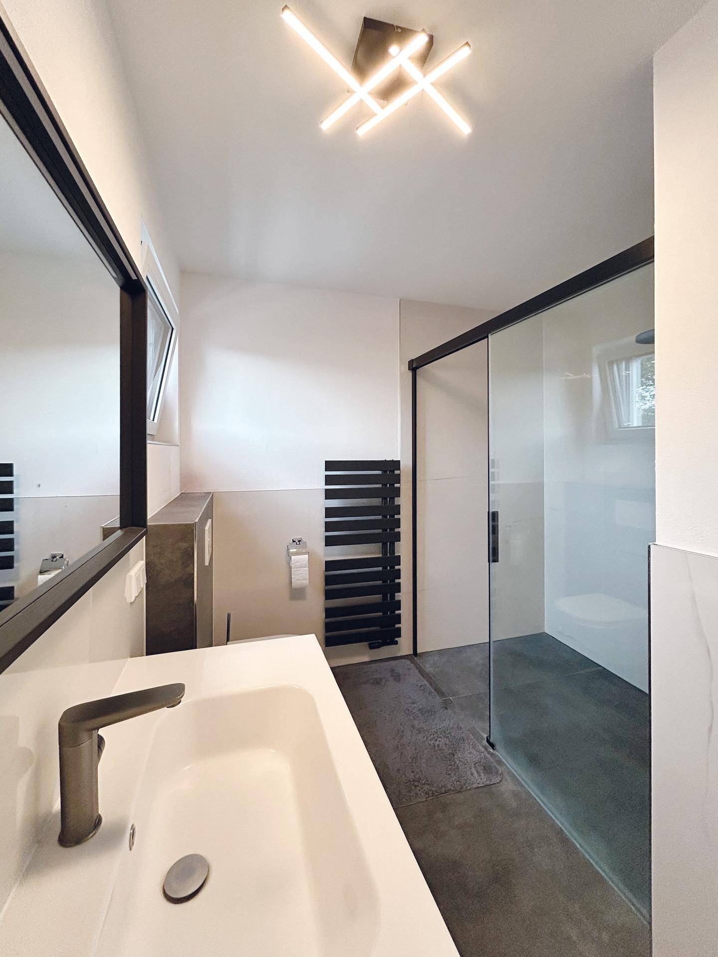 modernes Badezimmer mit XXL-Dusche