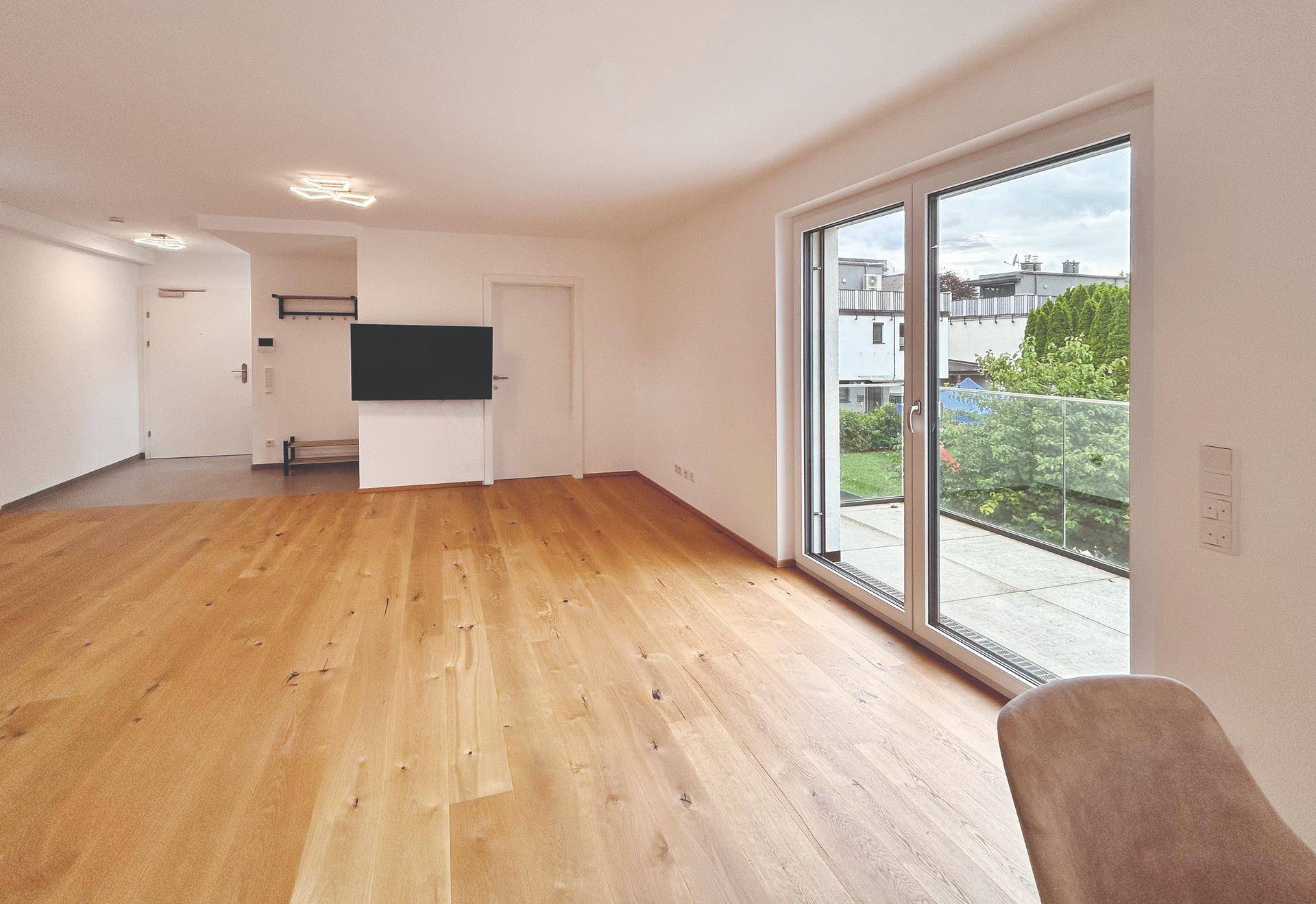 Wohnraum mit Zugang zum Balkon