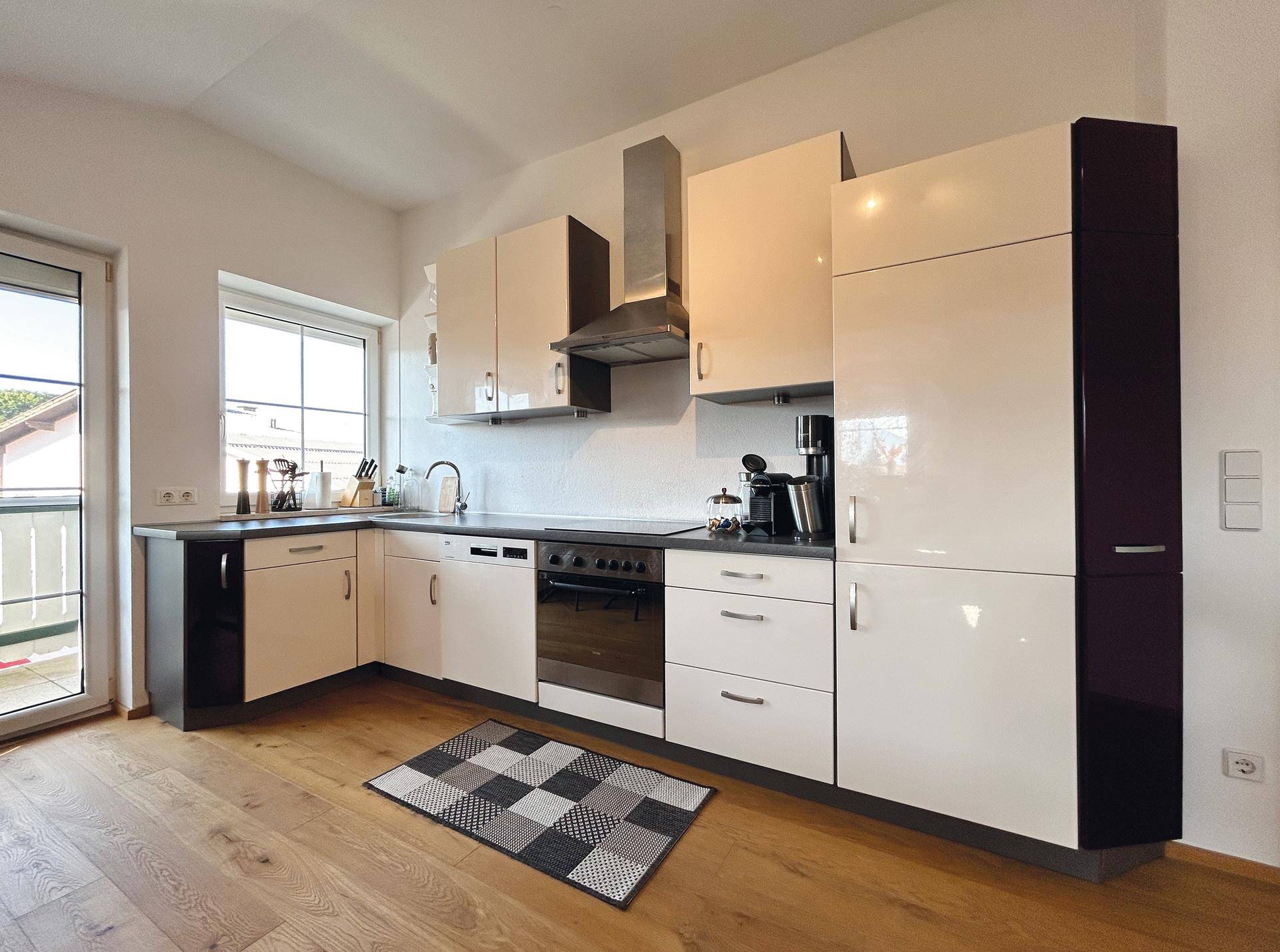 moderne Einbauku¨che mit Markengeräten