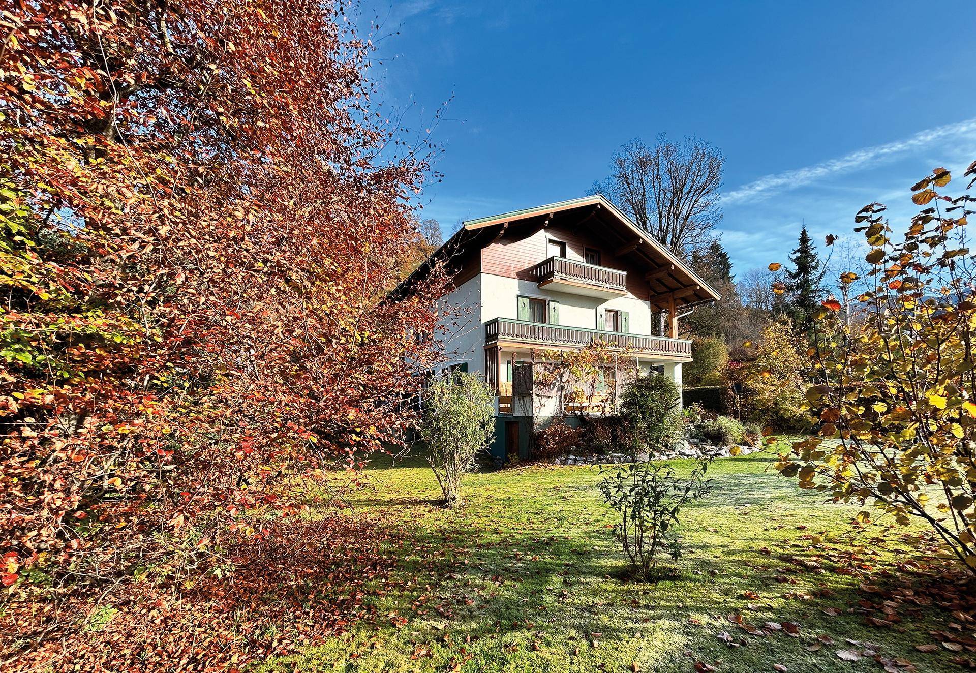 Hausansicht mit herbstlichen Traumgarten
