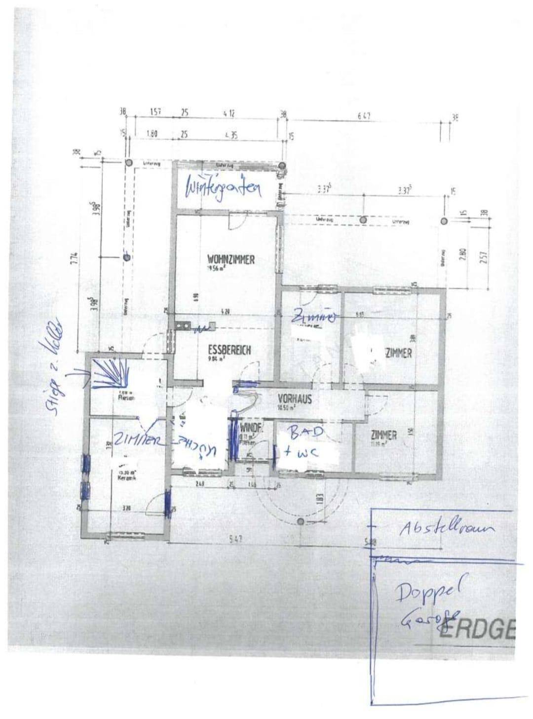 Grundrissplan mit Wohnzimmer, Essbereich, Wintergarten, drei Zimmern, Bad und Doppelgarage.