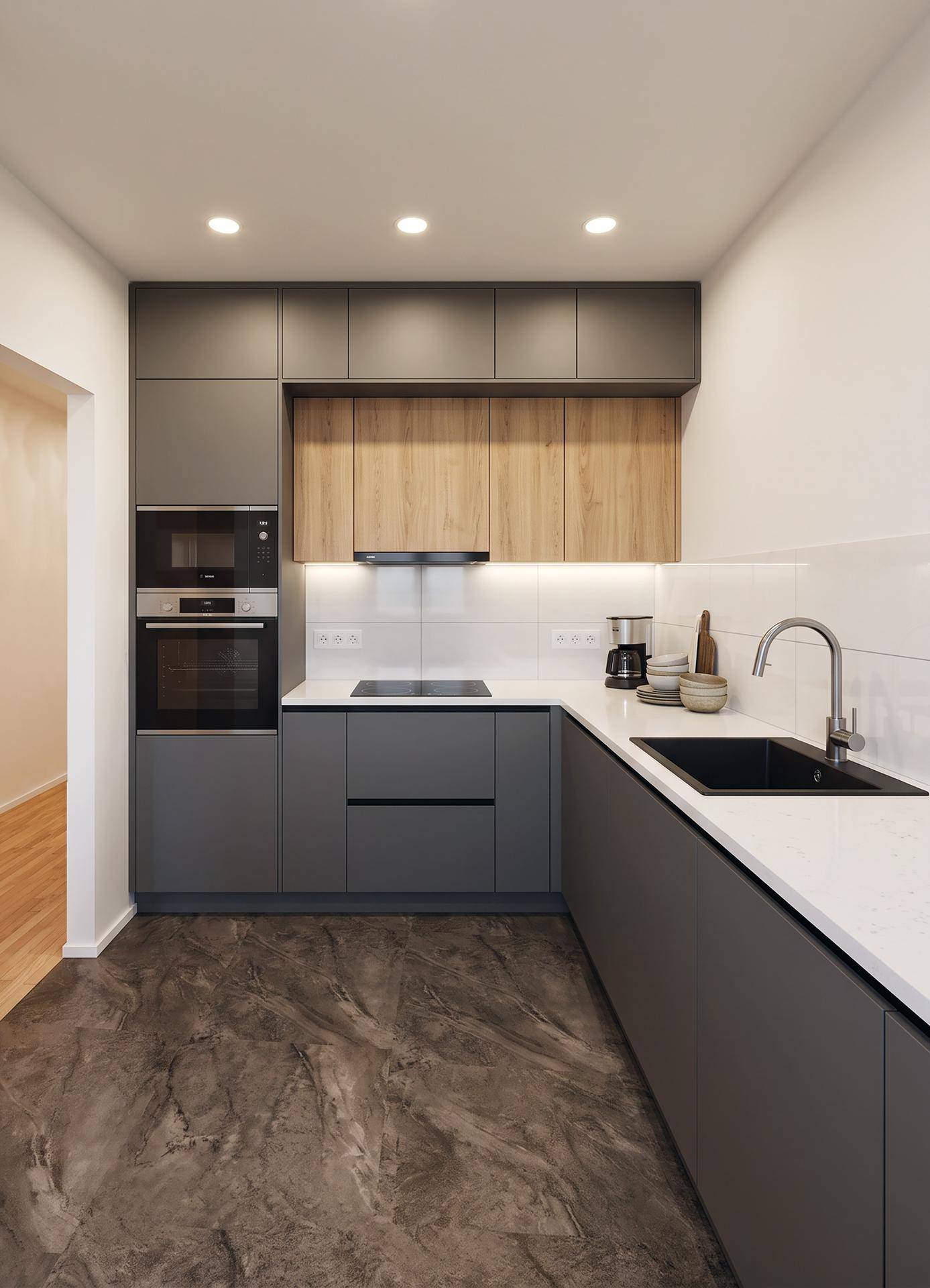 Moderne Küche mit grauen und holzfarbenen Schränken, integrierten Geräten und dunklem Boden.