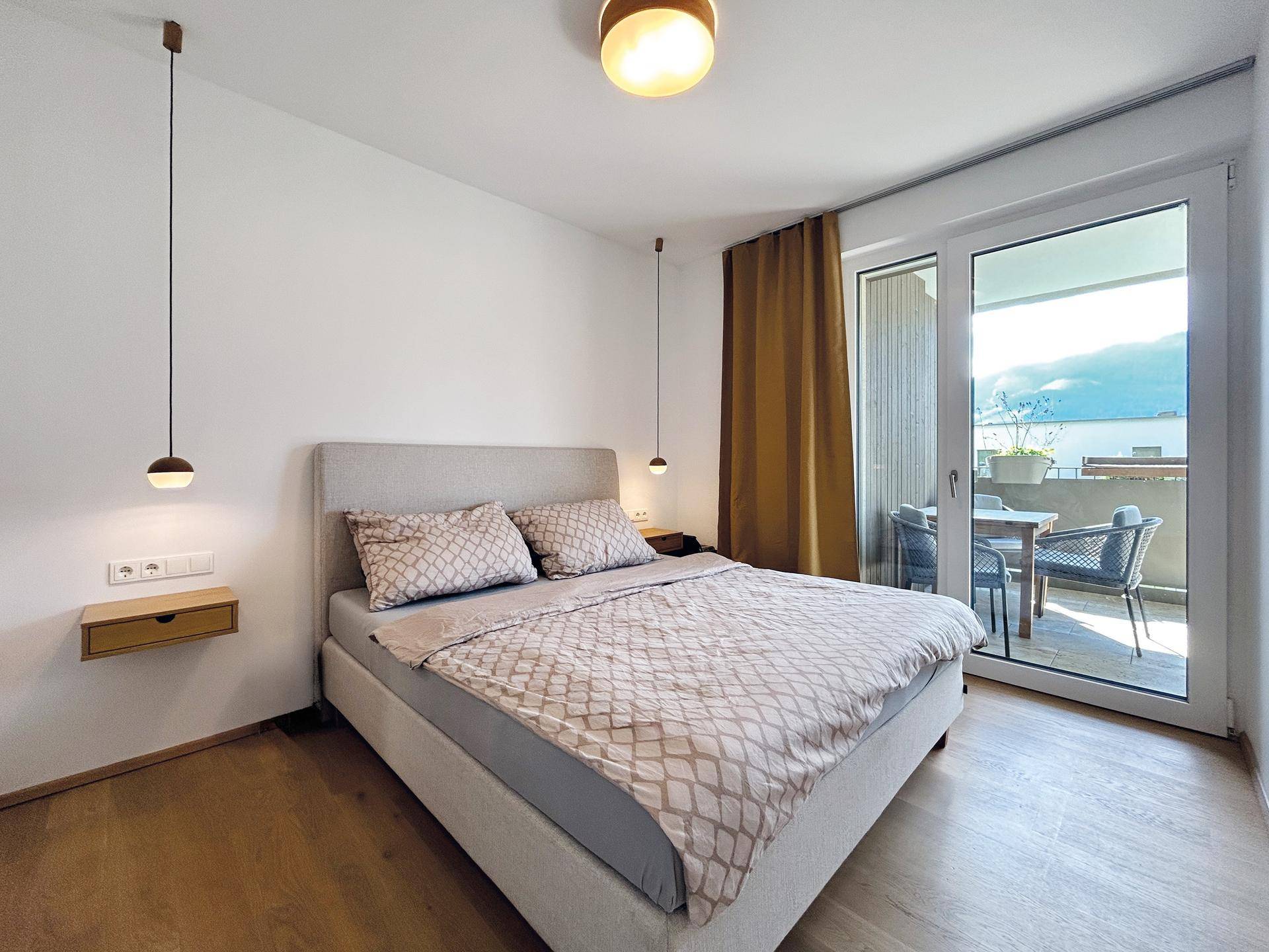 Schlafzimmer mit direkten Ausblick auf die Bergwelt