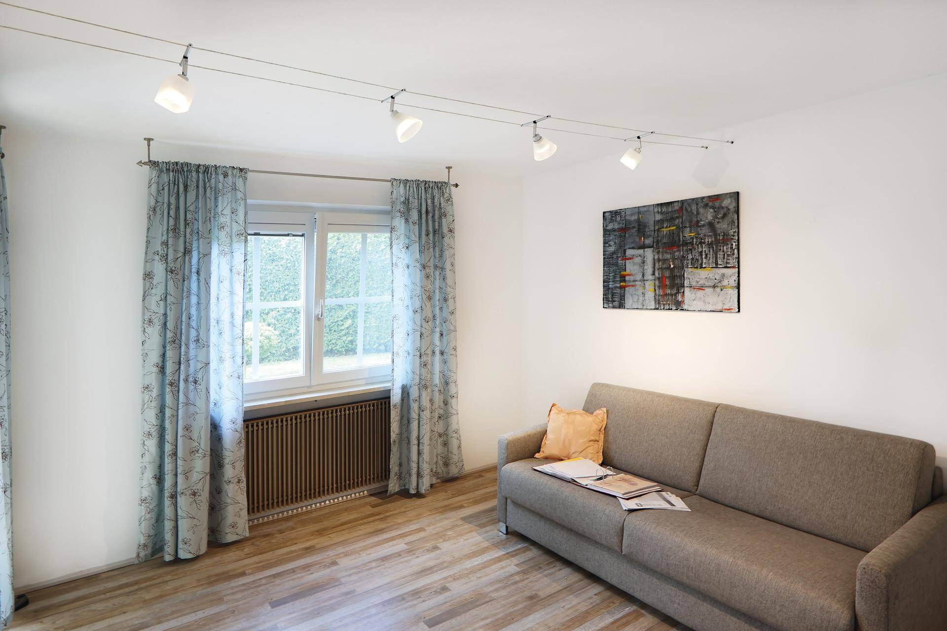 Ga¨stezimmer mit direktem Terrassenzugang im EG
