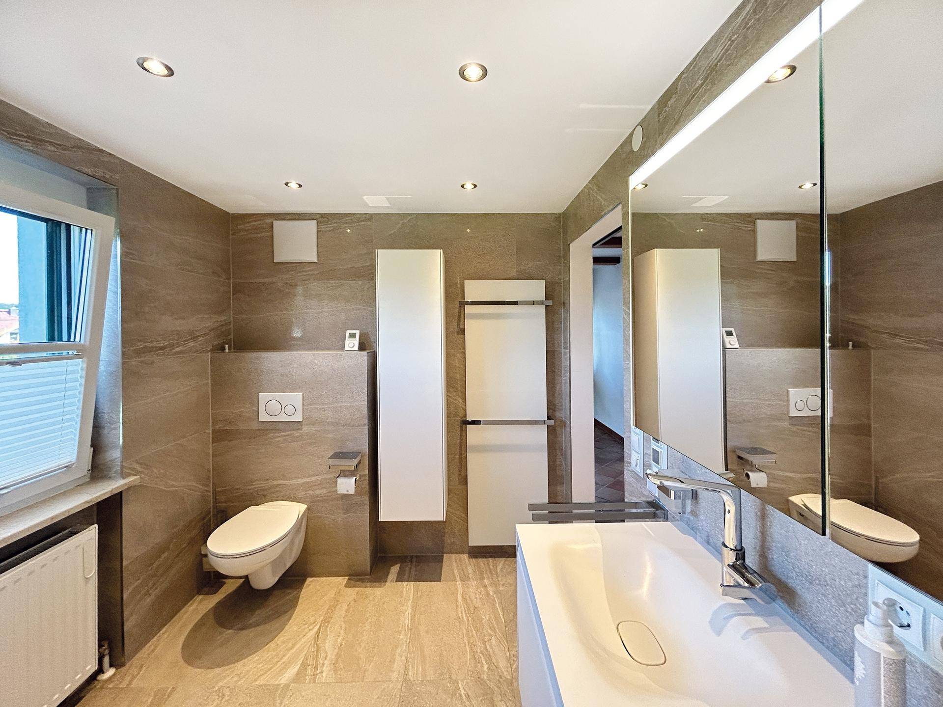 modernes Badezimmer im OG