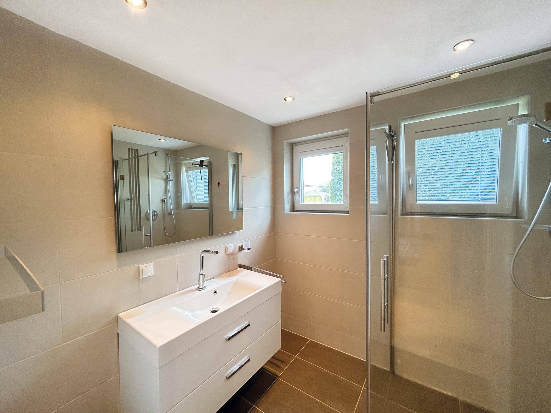 modernes Badezimmer im EG mit Walk-In-Dusche