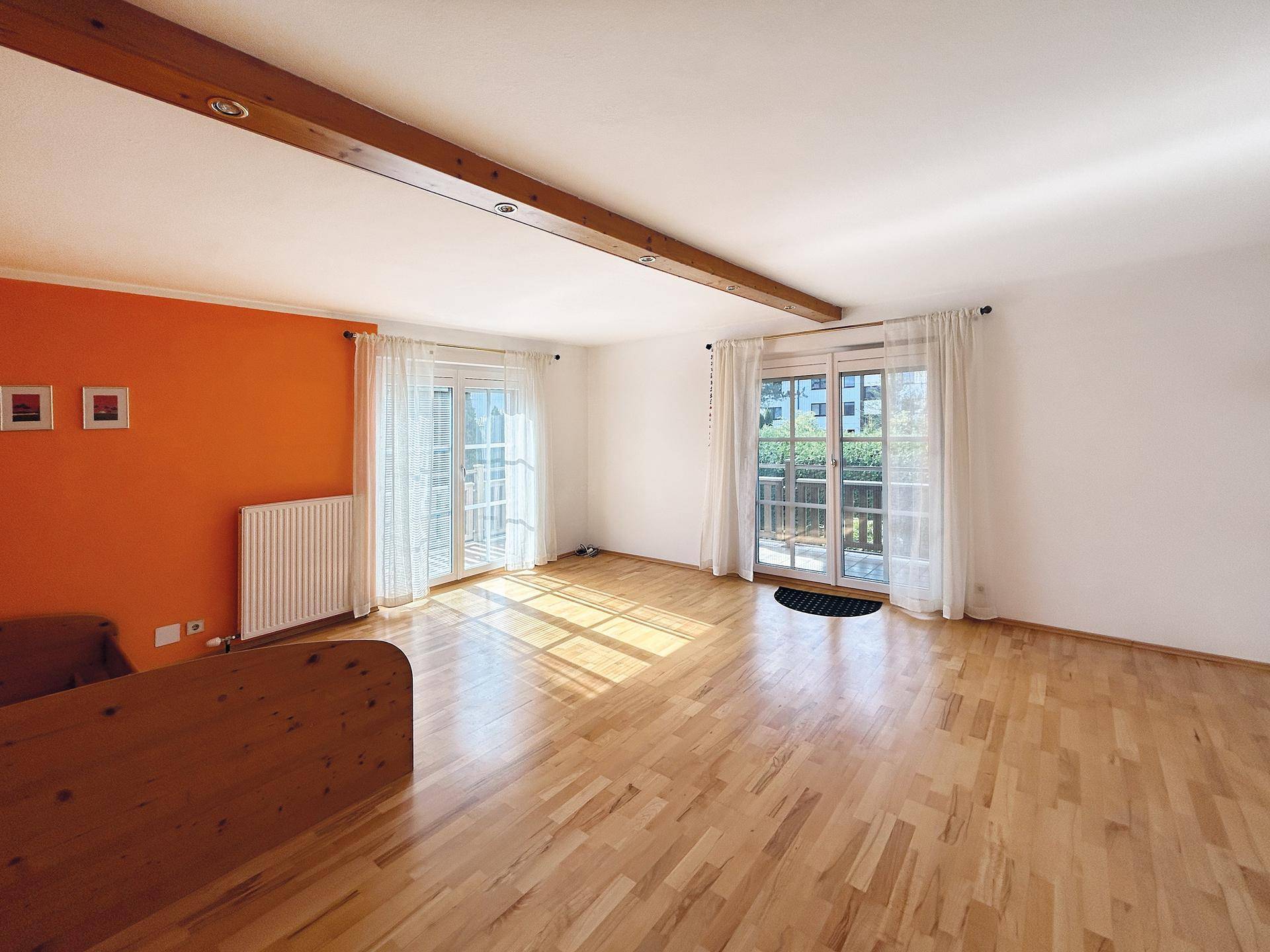großes Elternschlafzimmer mit Balkonzugang im OG