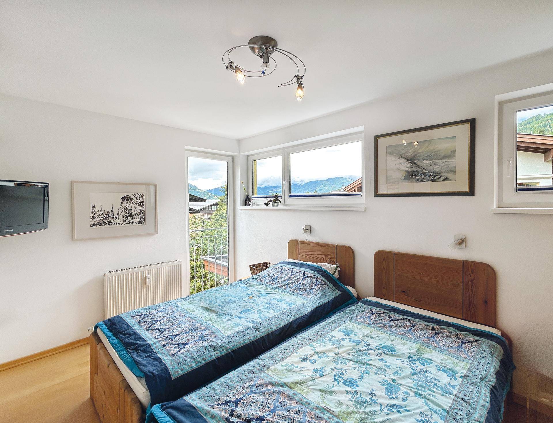 gemütlich eingerichtetes Ga¨stezimmer mit Bad en Suite