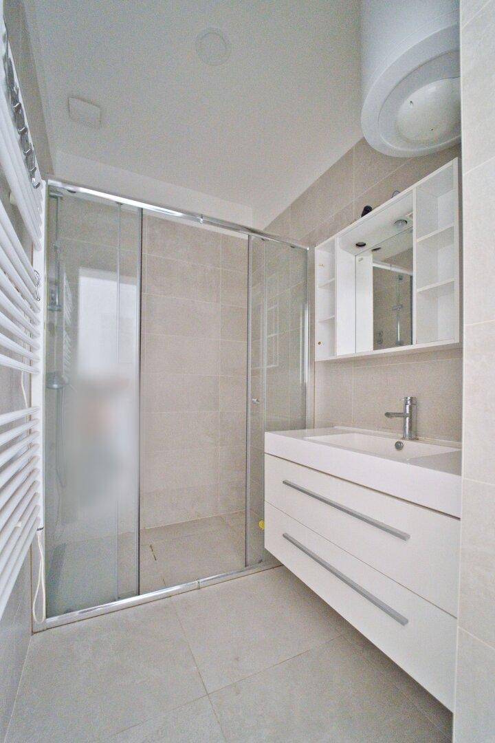Badezimmer mit Dusche