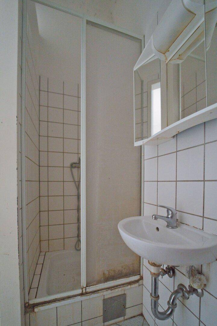 Badezimmer mit Dusche