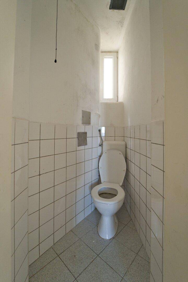 Toilette mit Fenster