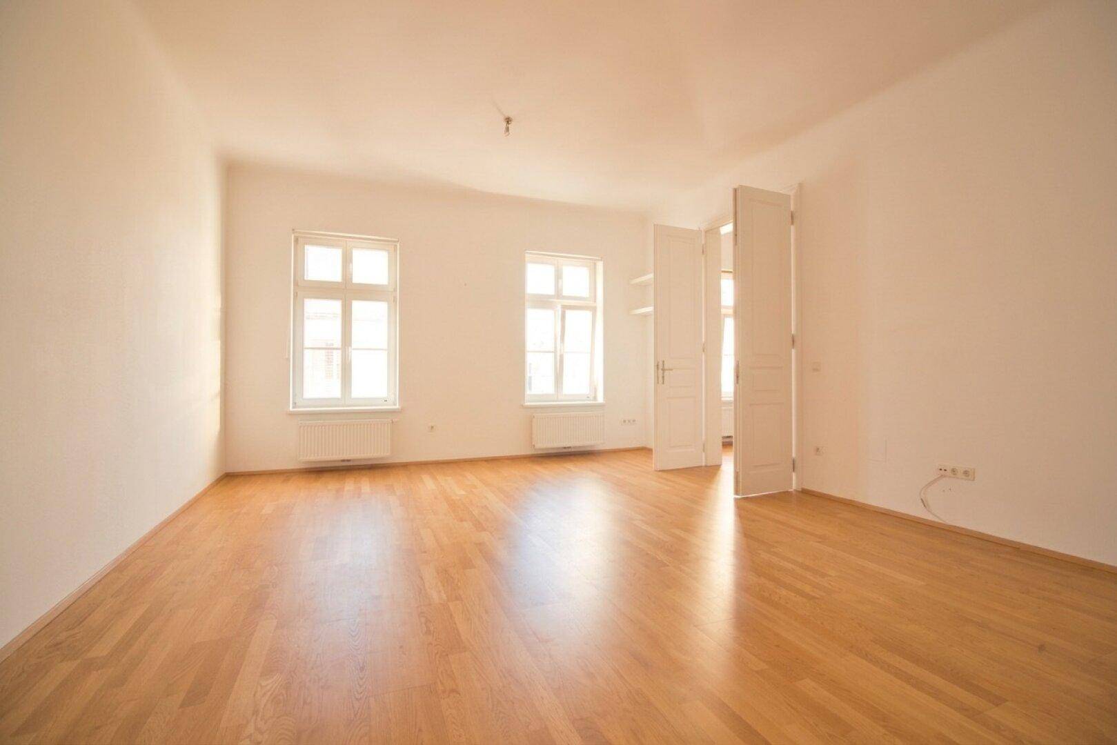 Wunderschöne 2-Zimmer-Altbauwohnung mit Parkettböden &amp; Flügeltüren | Küche &amp; Bad ausgestattet - Ansicht 2