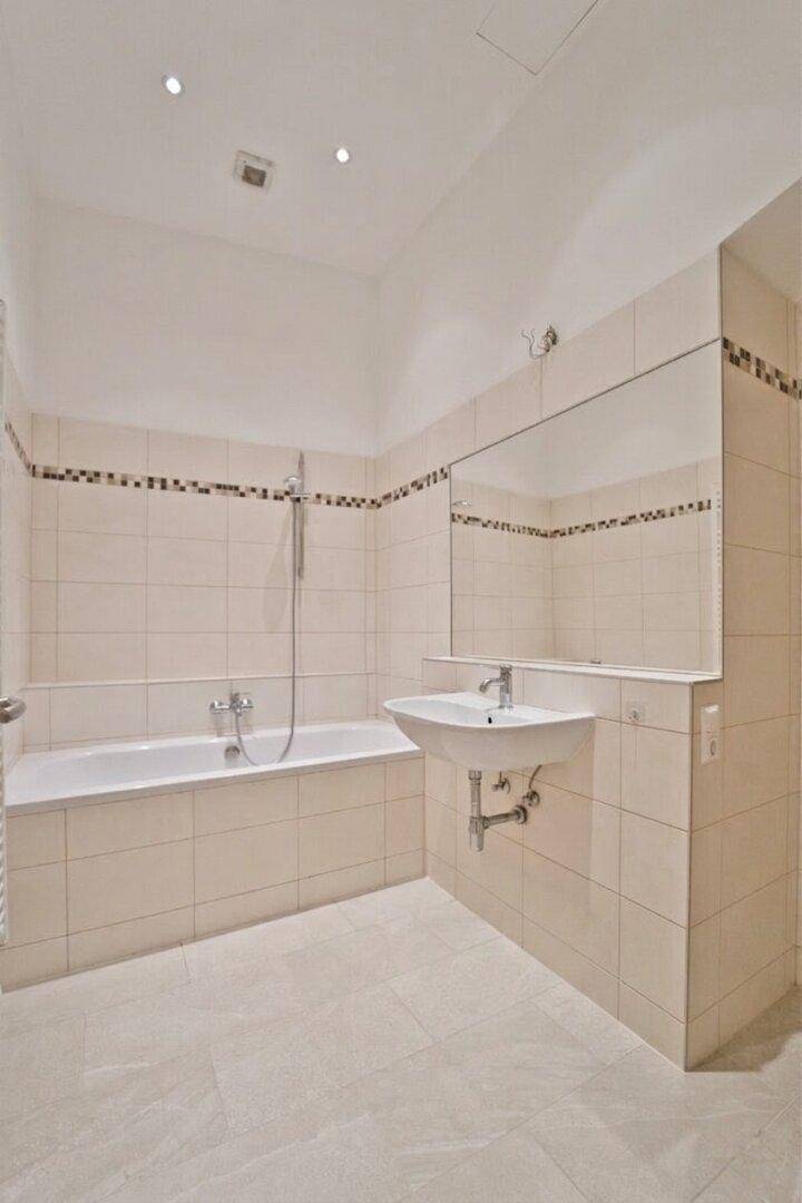 Badezimmer mit Badewanne