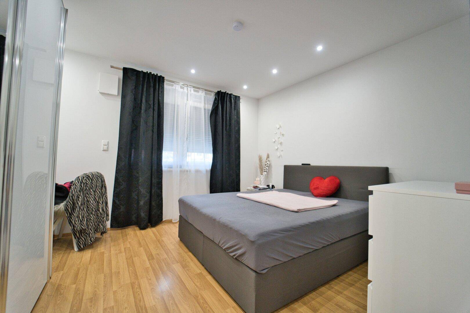 Schlafzimmer 1