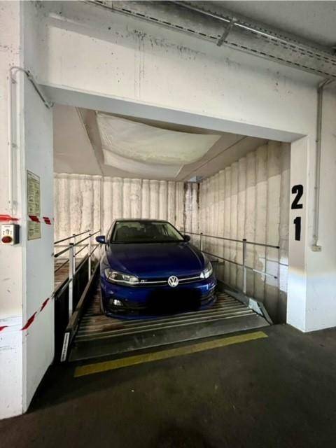Tiefgaragenstellplatz mit automatischem Parksystem für ein einzelnes Fahrzeug.