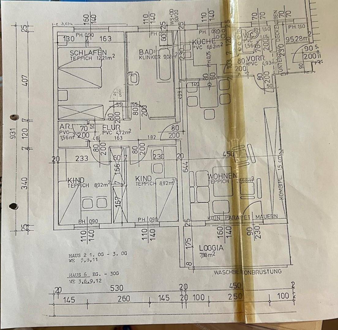 Detaillierter Grundriss einer Wohnung mit mehreren Zimmern und einer Loggia.