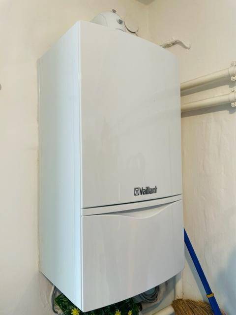 Wandmontierter Heizkessel der Marke Vaillant in einem Hauswirtschaftsraum.