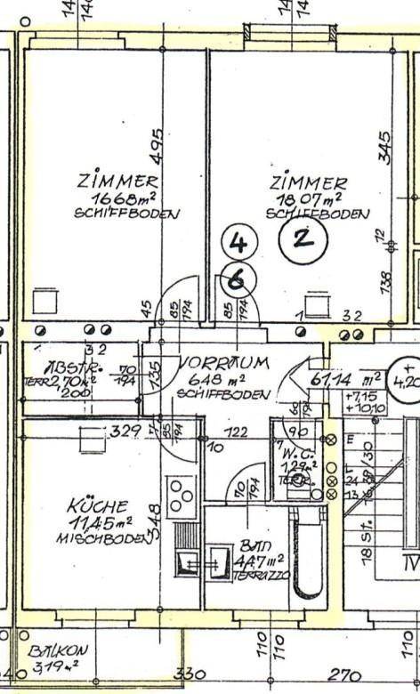 Grundrissplan zeigt die Raumaufteilung mit Zimmern, Küche, Bad, WC, Balkon und Terrasse.