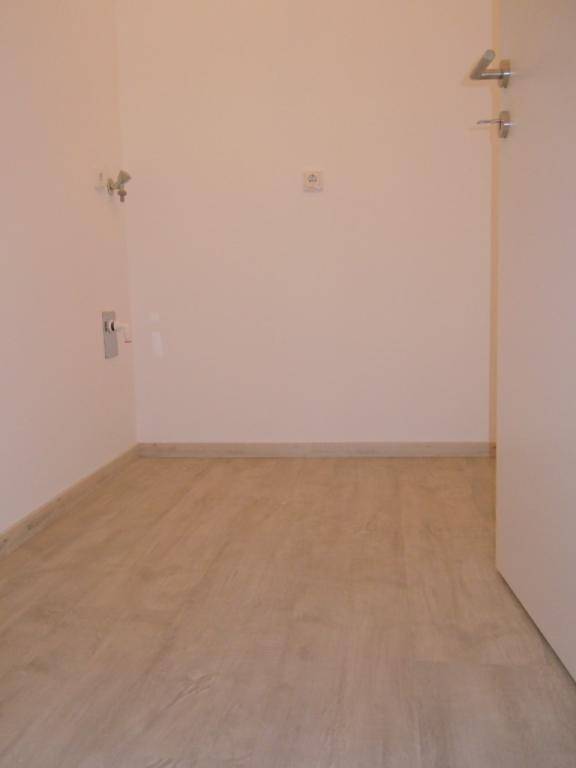 Kleiner Raum mit Anschlüssen an der Wand, ideal als Abstellraum oder Hauswirtschaftsraum.