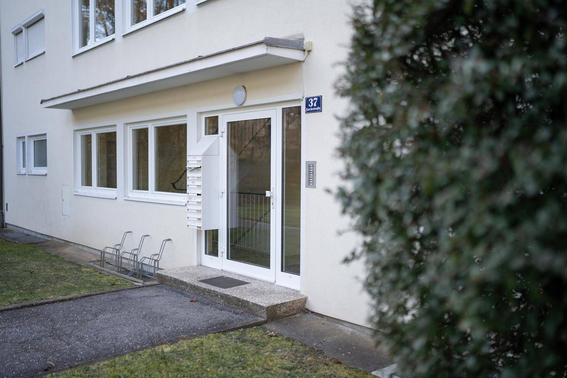 Detaillierte Ansicht des Hauseingangs mit Klingelanlage, Briefkästen und der Hausnummer 37.