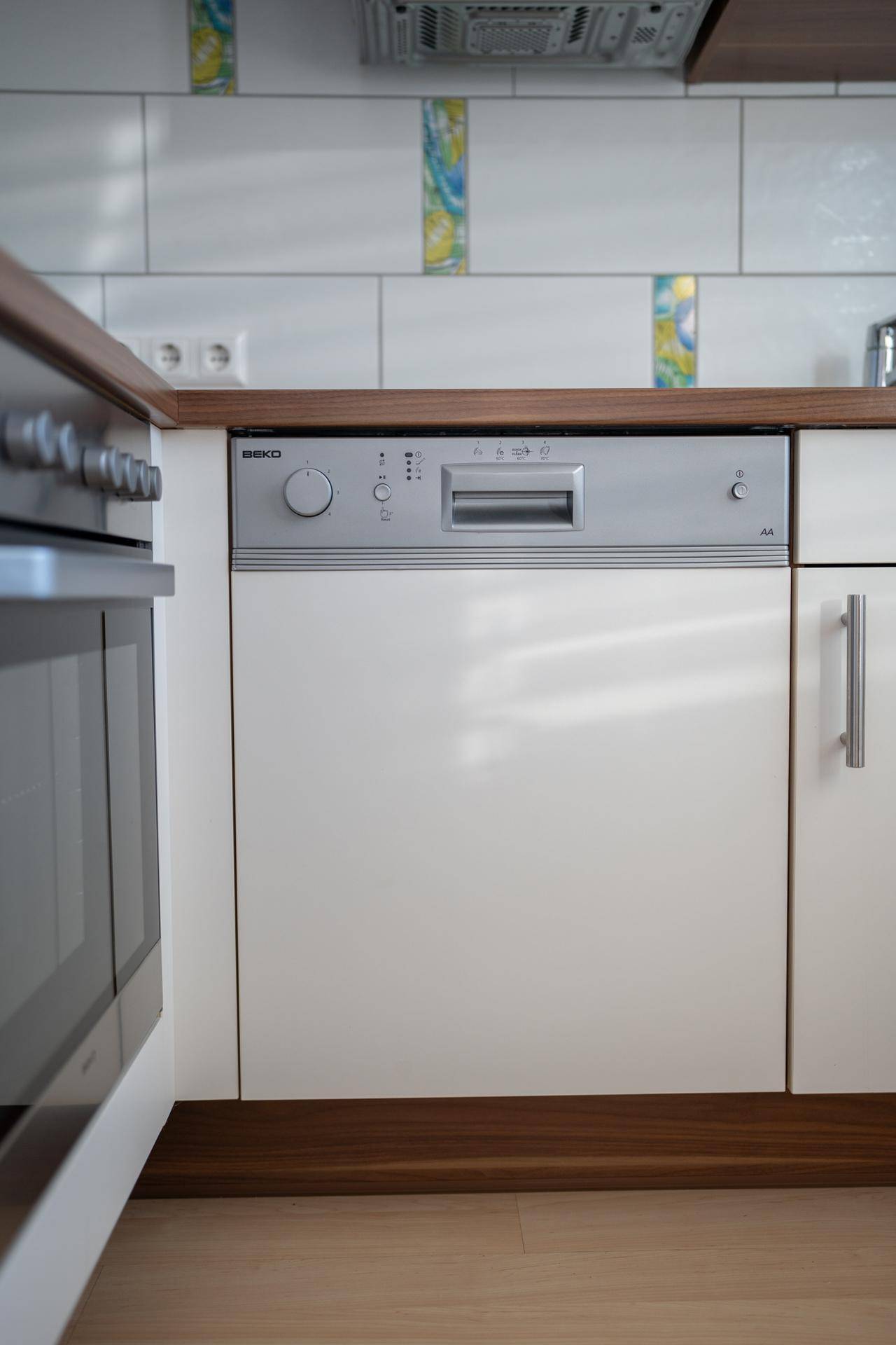 Detailansicht des integrierten Geschirrspülers in der modernen Einbauküche.