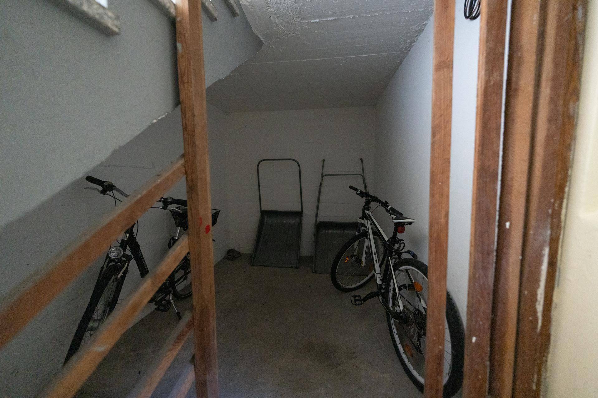Fahrradabstellraum im Kellerbereich mit mehreren Fahrrädern und Abstellmöglichkeiten.