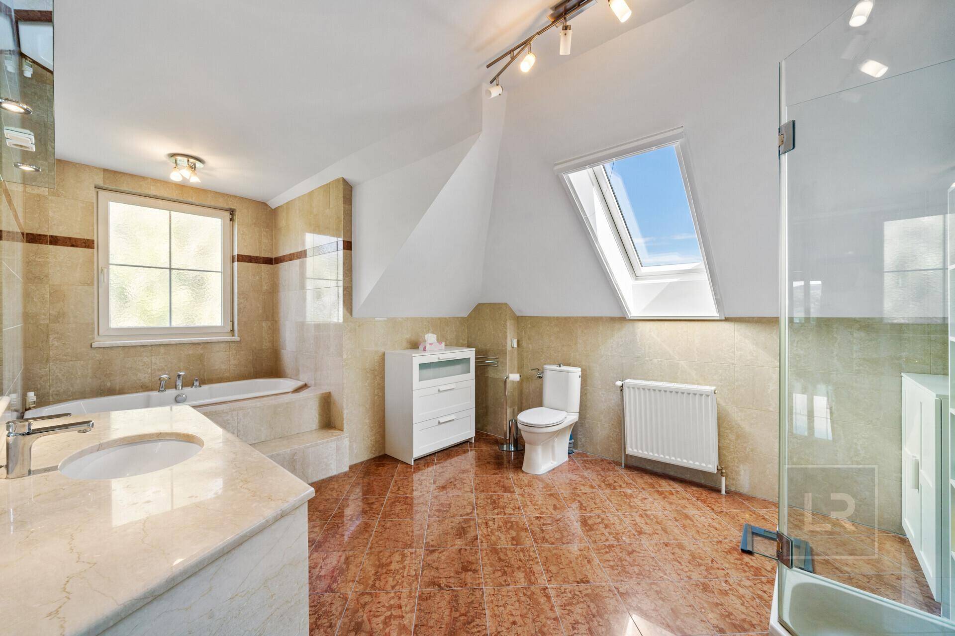 großes Badezimmer
