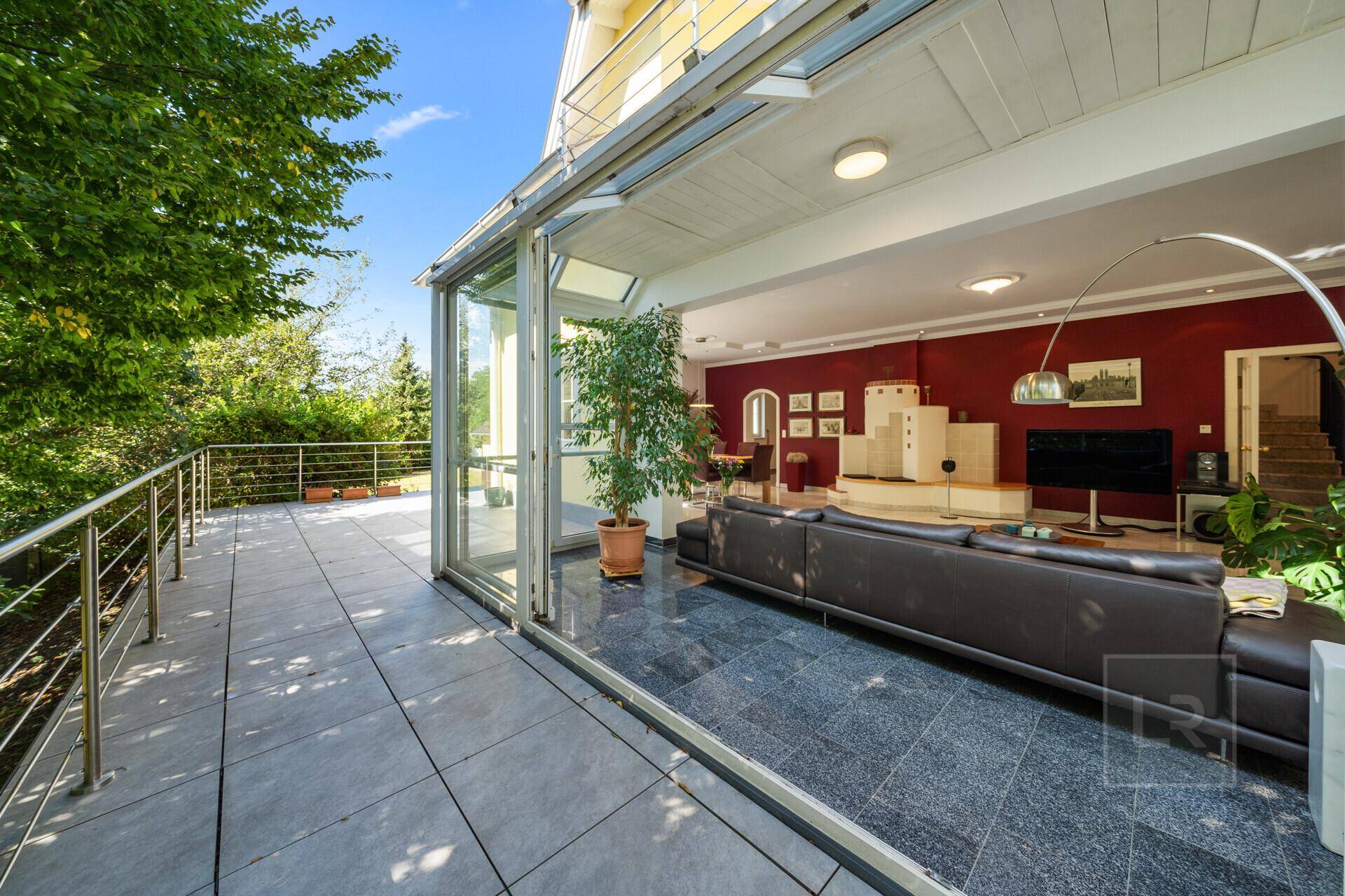 Terrasse mit Blick ins Wohnzimmer