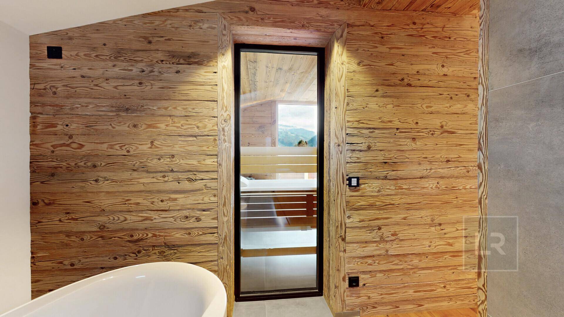 Badezimmer mit Blick in die Sauna