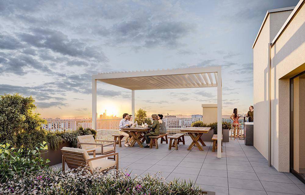 Geräumige Dachterrasse mit Essbereich unter einer Pergola und weitem Stadtblick.